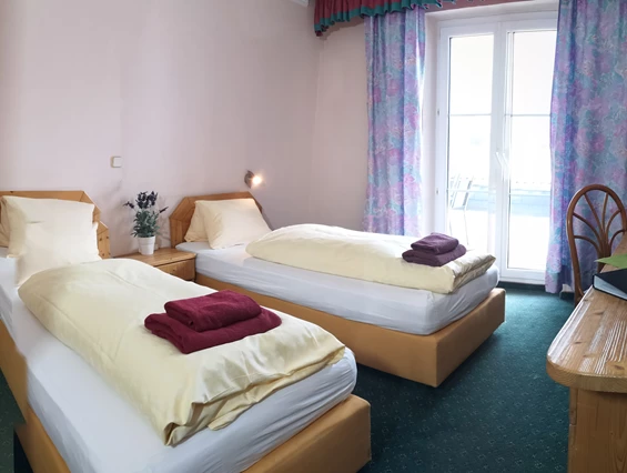 MonteurZimmer: Standard Zweibettzimmer immer mit getrennten Betten, Bettwäsche und regelmäßige Reinigung inbegriffen - Monteurzimmer & Apartments in TOP Ausstattung