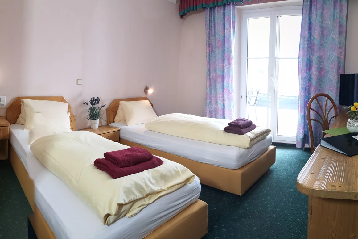 MonteurZimmer: Standard Zweibettzimmer immer mit getrennten Betten, Bettwäsche und regelmäßige Reinigung inbegriffen - Monteurzimmer & Apartments in TOP Ausstattung