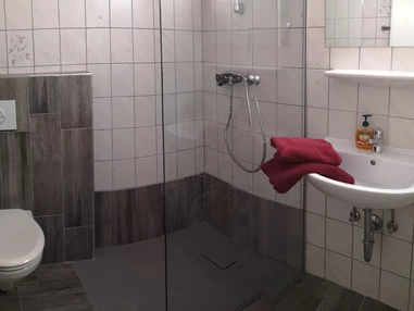 MonteurZimmer: jedes Zimmer verfügt über ein eigenes Badezimmer mit Toilette, mit kostenlosem Handtuchservice. - Monteurzimmer & Apartments in TOP Ausstattung