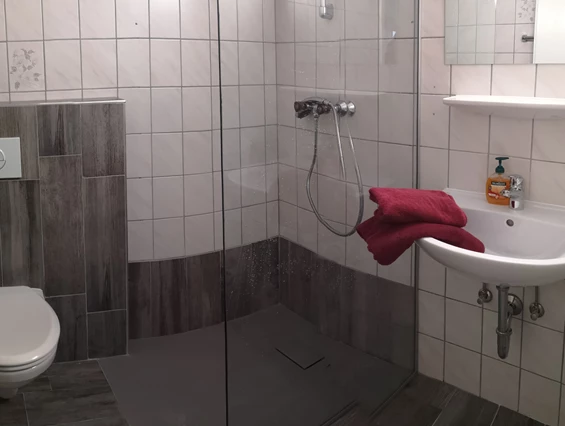 MonteurZimmer: jedes Zimmer verfügt über ein eigenes Badezimmer mit Toilette, mit kostenlosem Handtuchservice. - Monteurzimmer & Apartments in TOP Ausstattung