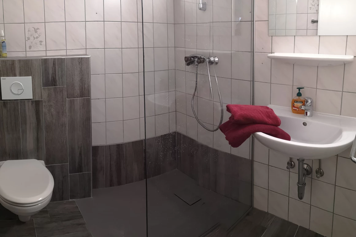 MonteurZimmer: jedes Zimmer verfügt über ein eigenes Badezimmer mit Toilette, mit kostenlosem Handtuchservice. - Monteurzimmer & Apartments in TOP Ausstattung