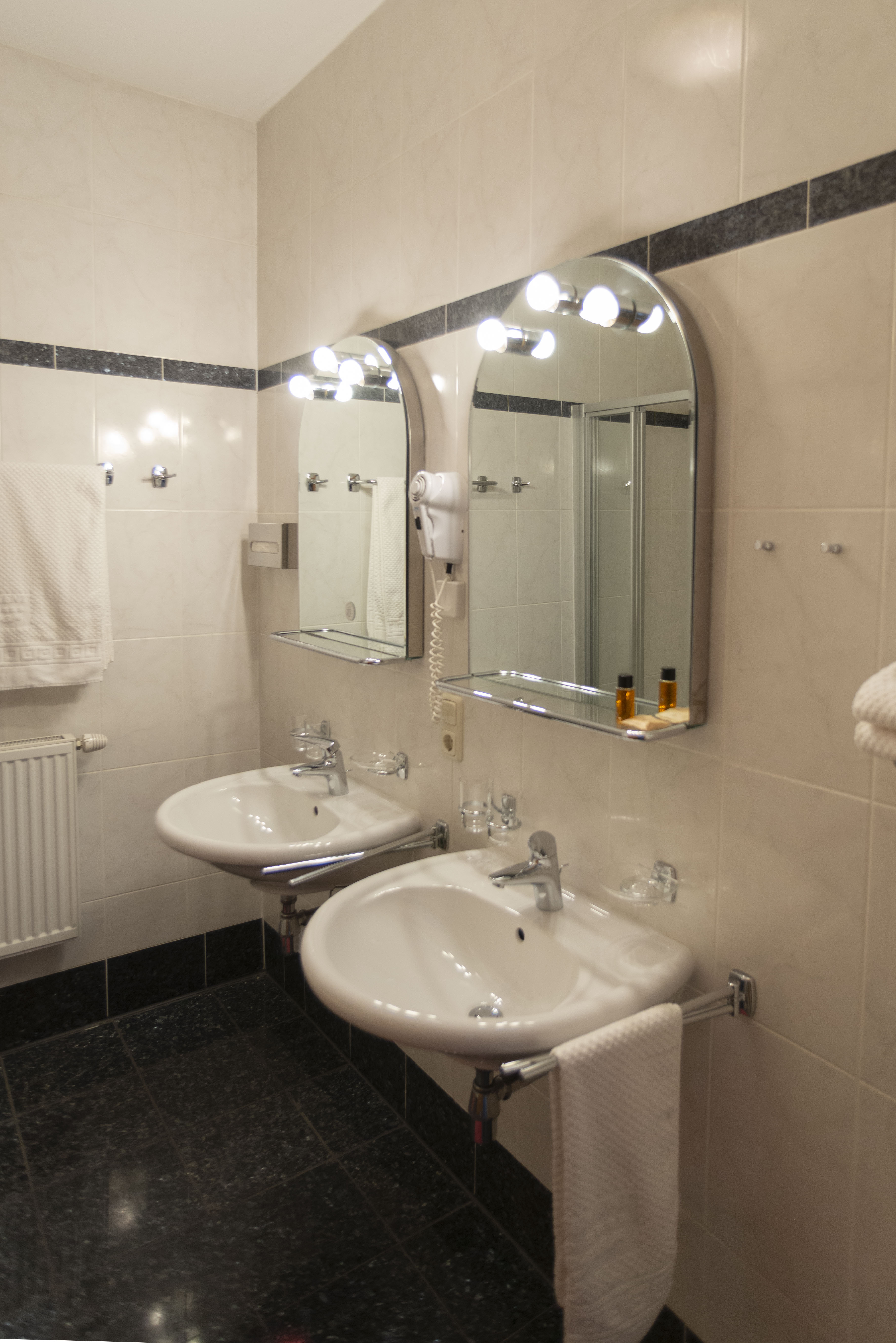 Monteur-Zimmer - Preis pro Nacht - Vösendorf - 50m² / 60m² Appartement Bad  - Appartements Fleger****  Wien