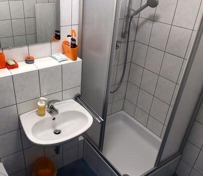 Monteur-Zimmer - Zwischenreinigung - Kärnten - Badezimmer mit Dusche - Pension Katharina inklusive Frühstück ab 5 Uhr früh