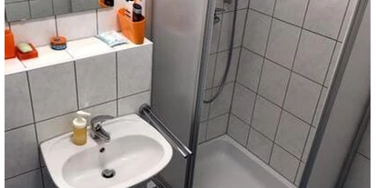 Monteur-Zimmer - Stockenboi - Badezimmer mit Dusche - Pension Katharina inklusive Frühstück ab 5 Uhr früh