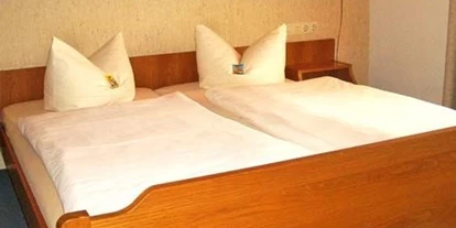 Monteur-Zimmer - Stockenboi - Doppelzimmer mit Bad Badewanne , WC extra und Balkon mit Rolläden und Sitzgarnitur  - Pension Katharina inklusive Frühstück ab 5 Uhr früh