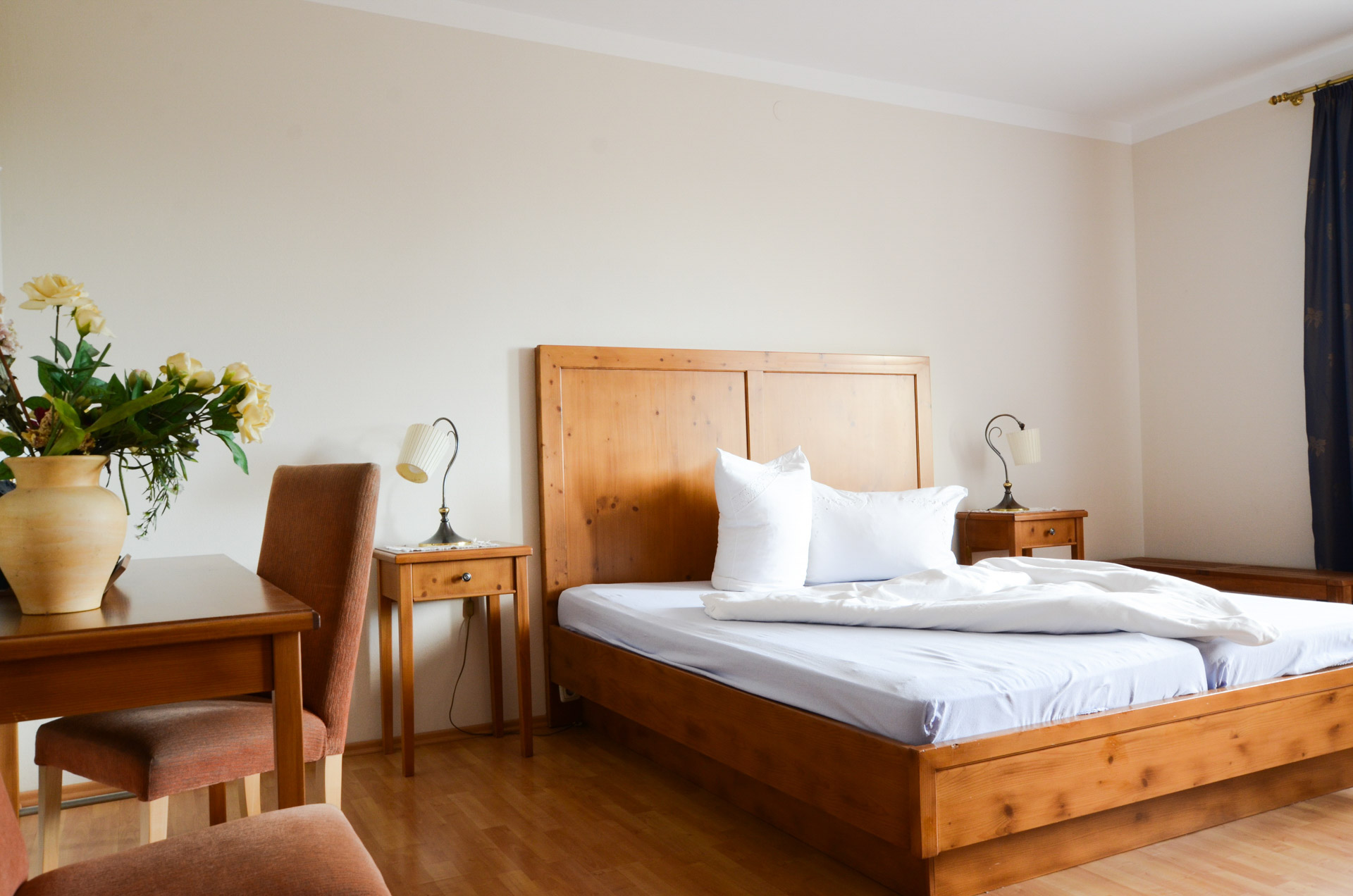 Monteur-Zimmer - Maria Ellend - Weinhaus Eva-Maria Wagner Privat Pension mit 4 Blumen und 4 Sonnen ausgezeichnet