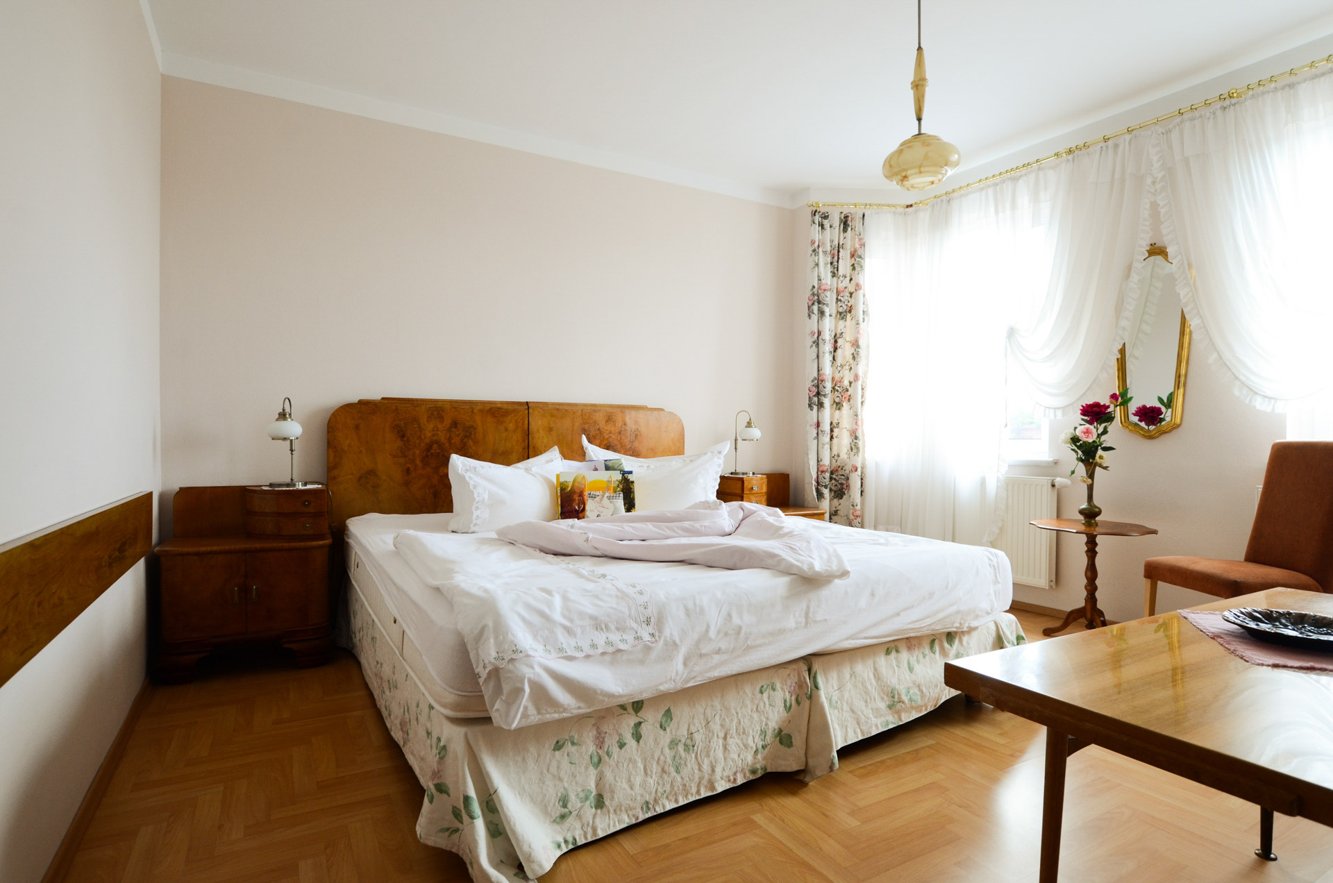 Monteur-Zimmer - Maria Ellend - Weinhaus Eva-Maria Wagner Privat Pension mit 4 Blumen und 4 Sonnen ausgezeichnet