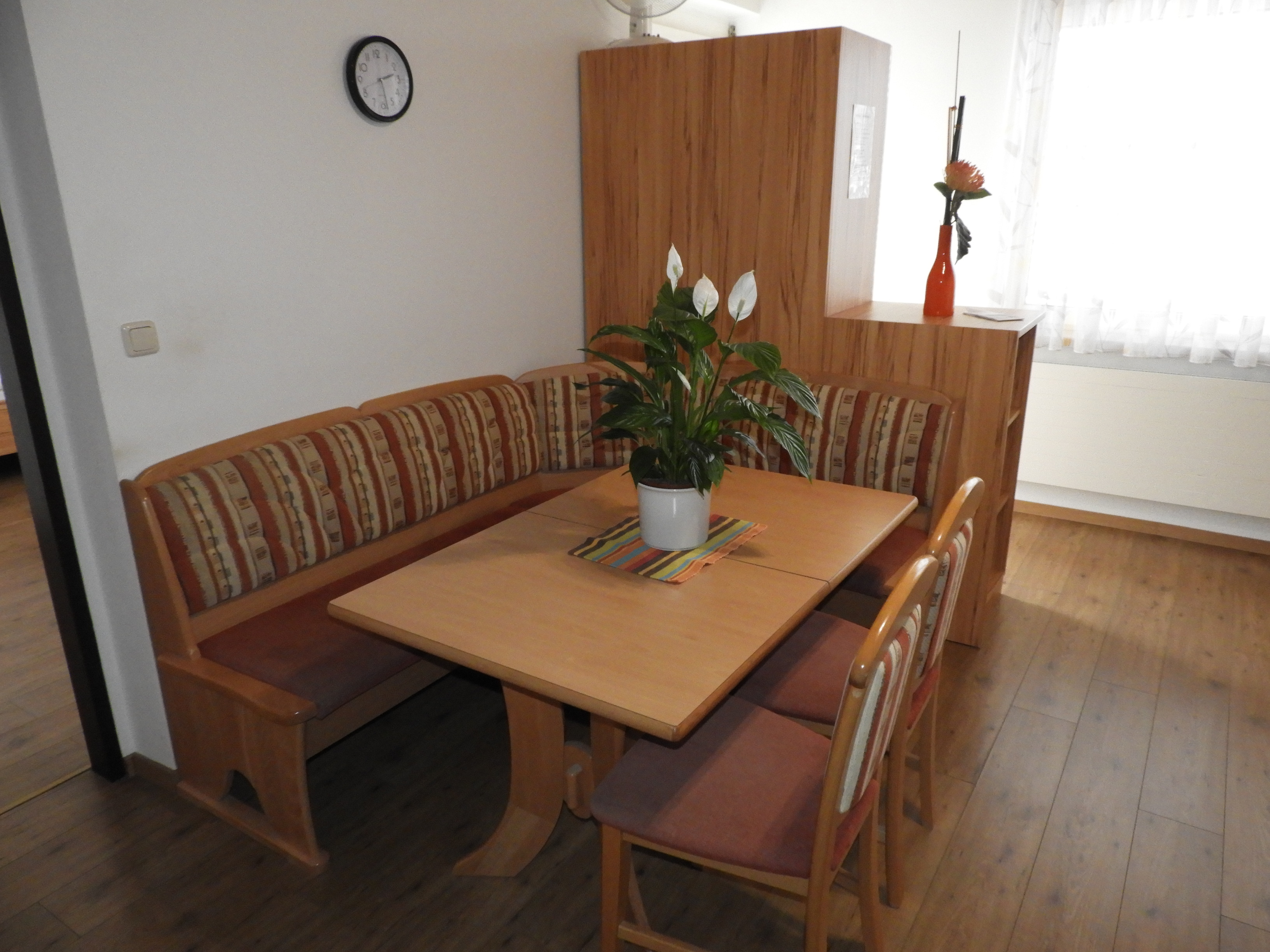 MonteurZimmer: Wohnung 4600 Wels, Herderstr. 48:
Sitz- und Essbereich - Wohnungen 4600 Wels, Herderstraße 44 und 48