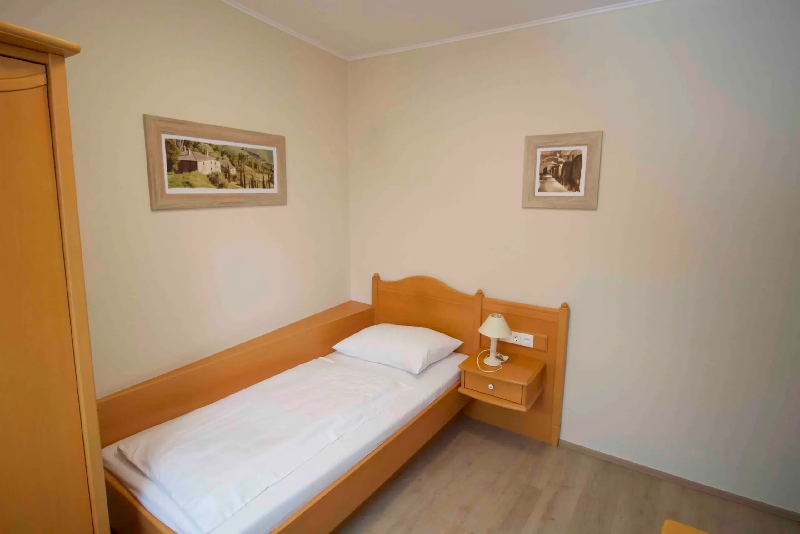 Monteur-Zimmer - Bad Vöslau - Heuriger - Pension Hössl