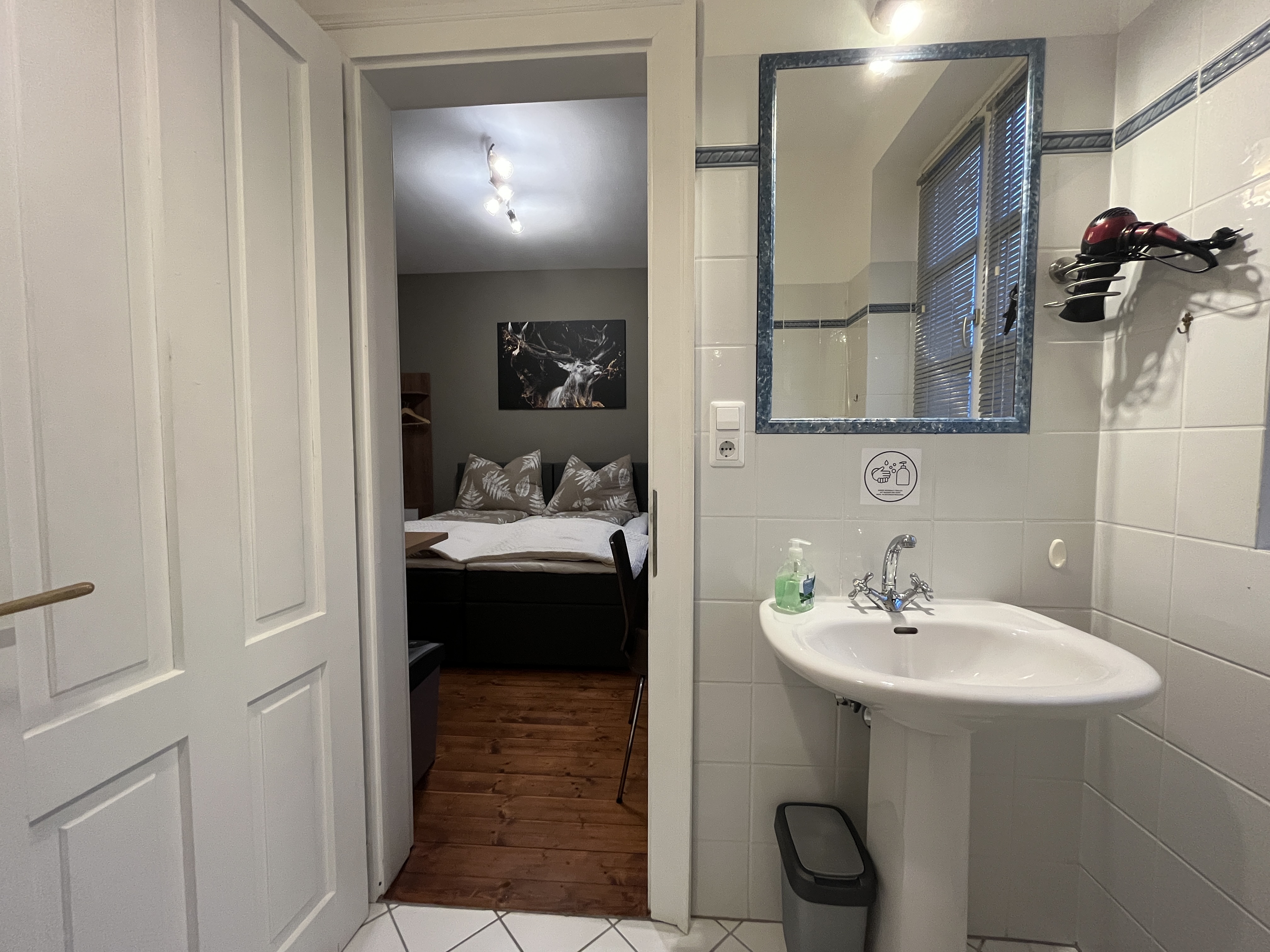 MonteurZimmer: APARTMENT "RAPHAEL" am SCHLOSS WALD in 3144 Pyhra bei St. Pölten 