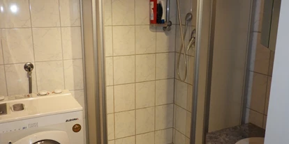 Monteur-Zimmer - Küche - Österreich - Wohnung 4600 Wels, Linzerstraße 214:
Bad mit Waschmaschine - Pension zu Hause auf Zeit GmbH