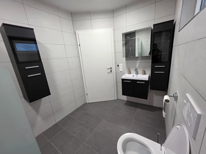 Monteur-Zimmer - Küche - Wien-Stadt - Das Badezimmer im Obergeschoss ist großzügig und mit einer Dusche, einem WC sowie einem Waschbecken ausgestattet - Imperial Premium Mouteurzimmer