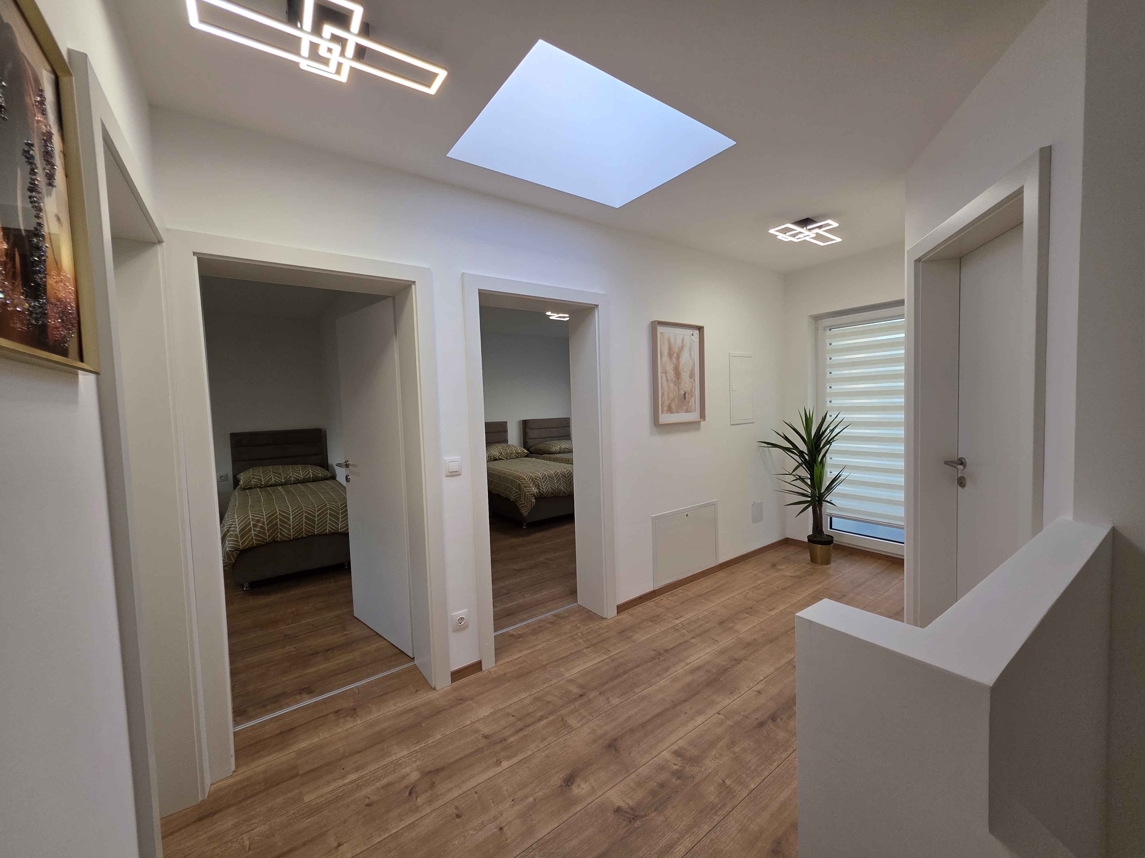 MonteurZimmer: Vorzimmer im Obergeschoss mit lichtdurchflutetem Flur ( Bild 2 )  - Imperial Premium Mouteurzimmer 