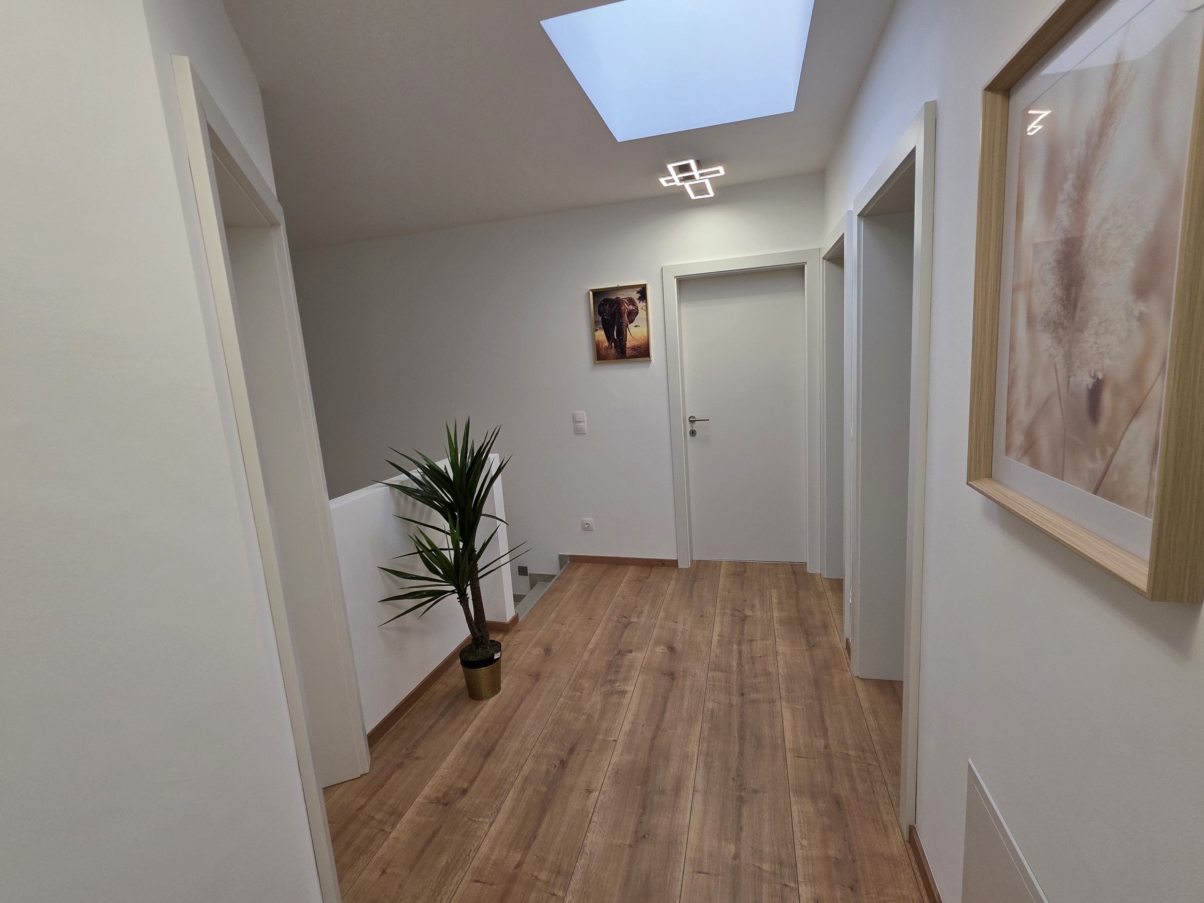 MonteurZimmer: Vorzimmer im Obergeschoss mit lichtdurchflutetem Flur - Imperial Premium Mouteurzimmer 