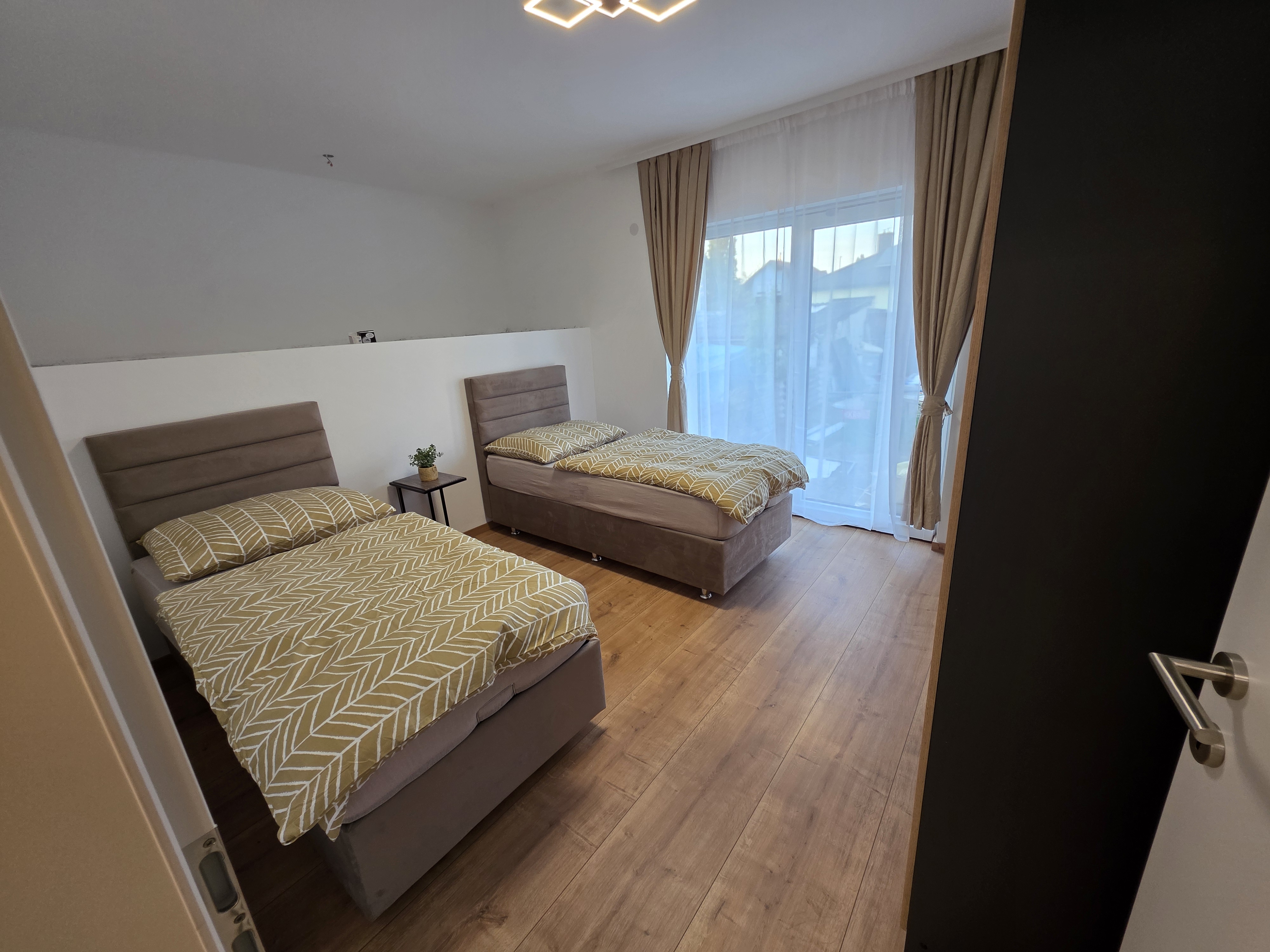 MonteurZimmer: Schlafzimmer (1)  ist mit hochwertigen Boxspringbetten ausgestattet - Imperial Premium Mouteurzimmer 