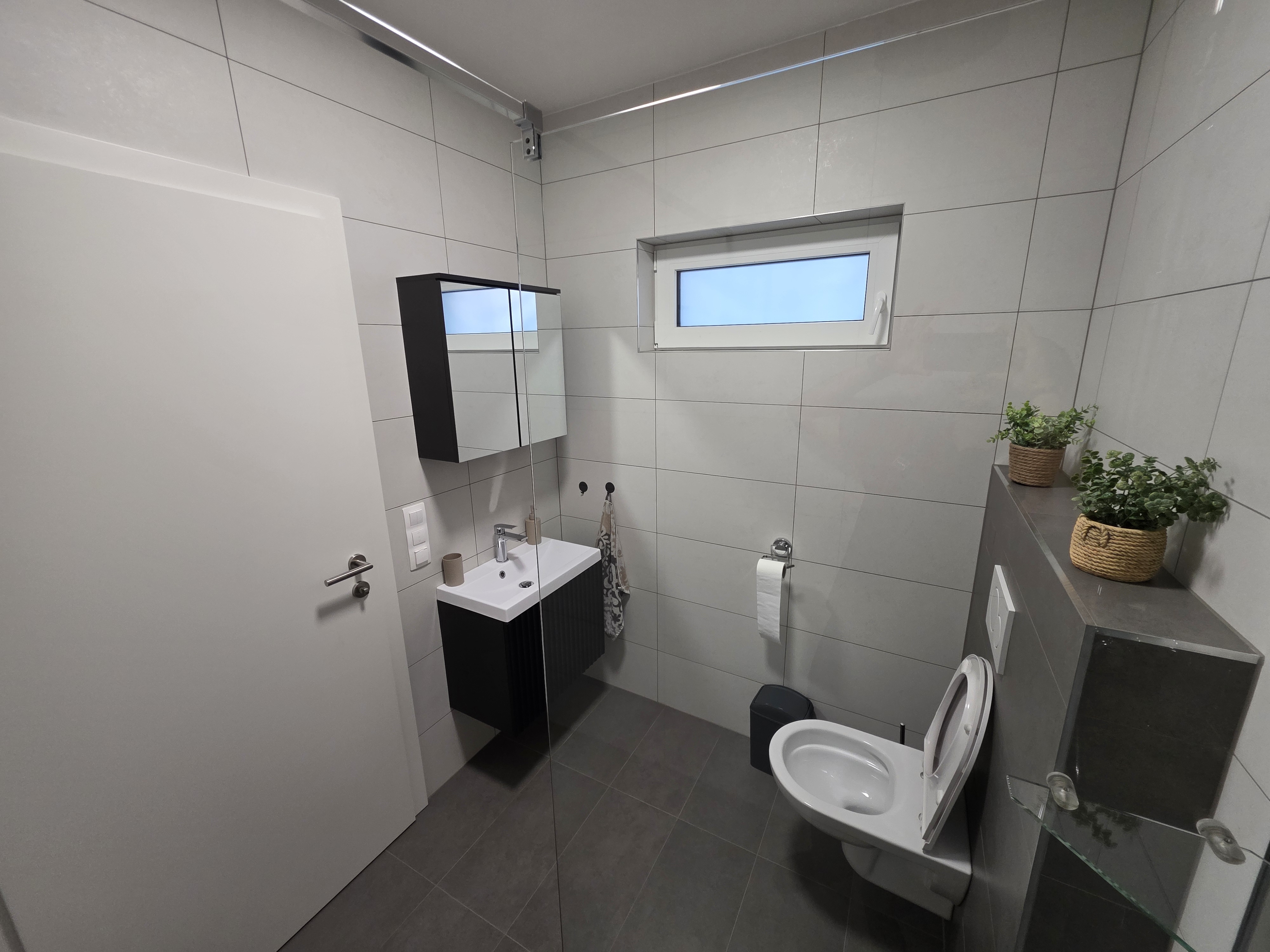MonteurZimmer: Badezimmer unten mit Dusche, WC  - Imperial Premium Mouteurzimmer 