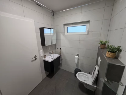 Monteur-Zimmer - Küche - Wien-Stadt - Badezimmer unten mit Dusche, WC  - Imperial Premium Mouteurzimmer