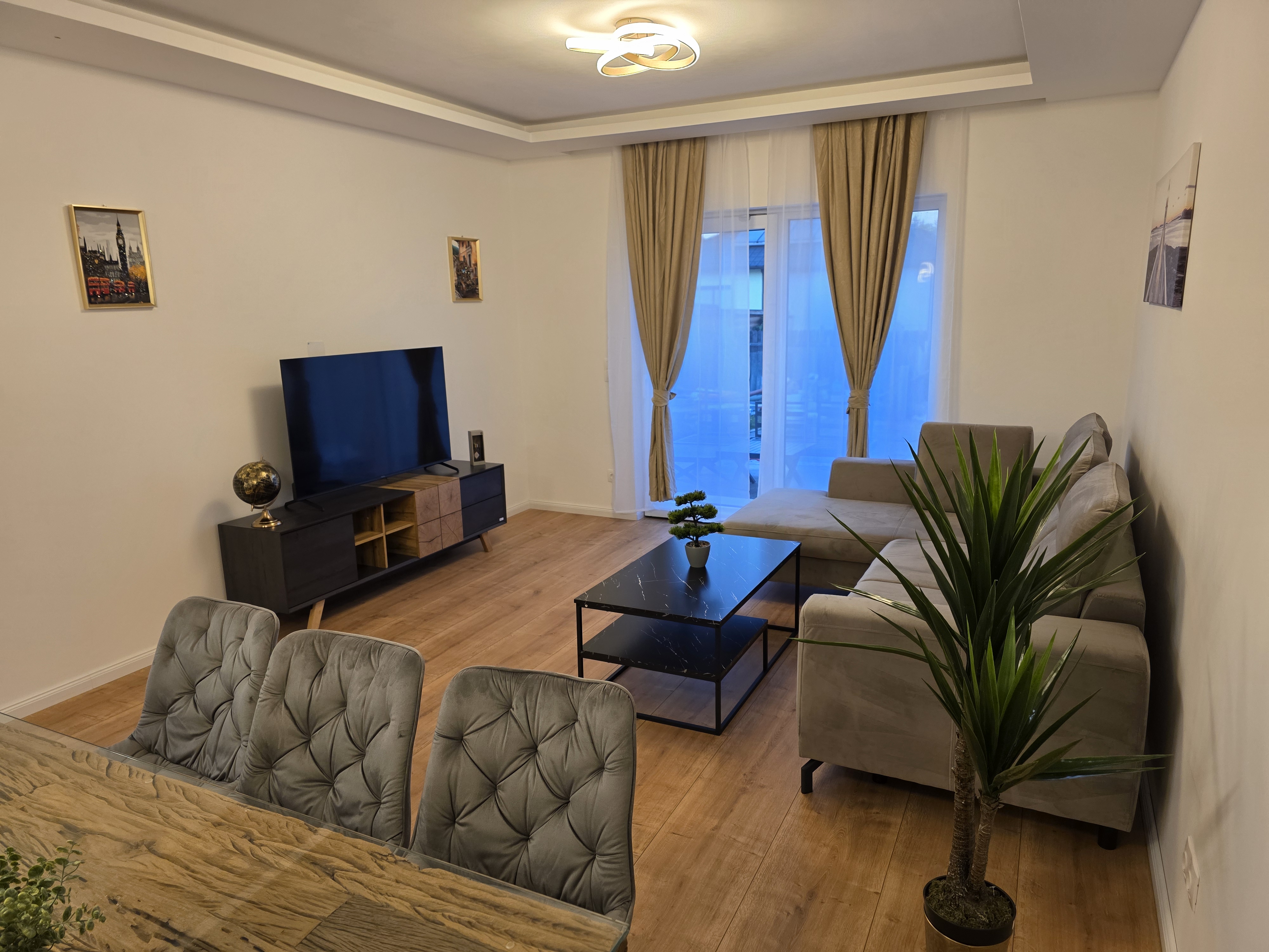 MonteurZimmer: Sitzlounge inkl. Schlafmöglichkeit im Notfall  - Imperial Premium Mouteurzimmer 