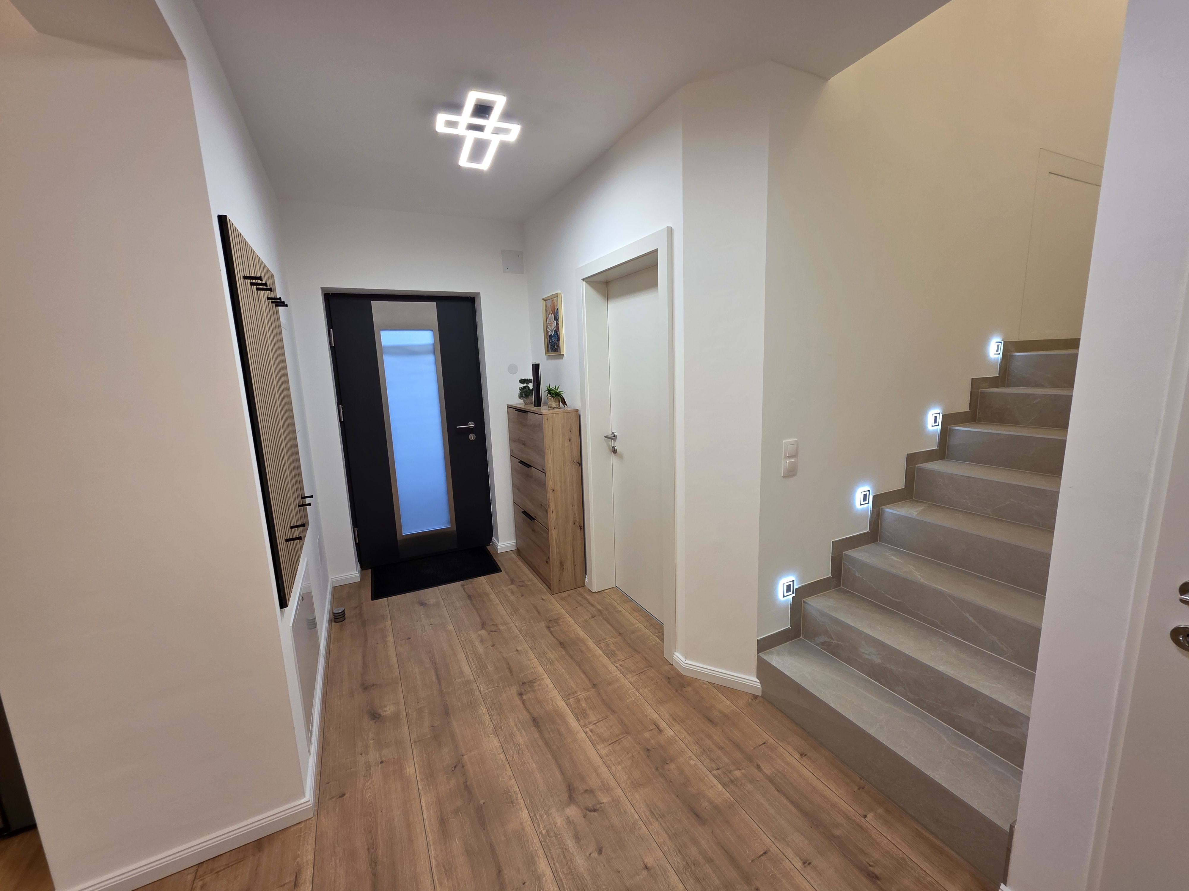 Monteur-Zimmer - Preis pro Nacht - Vösendorf - Vorzimmer inkl. Garderobenaufhänger - Imperial Premium Mouteurzimmer 