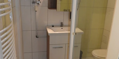 Monteur-Zimmer - Küche - Österreich - Wohnung 4600 Wels, Südtirolerstr. 2:
Bad mit WC - Wohnung A-4600 Wels, Südtirolerstraße 2 und 10