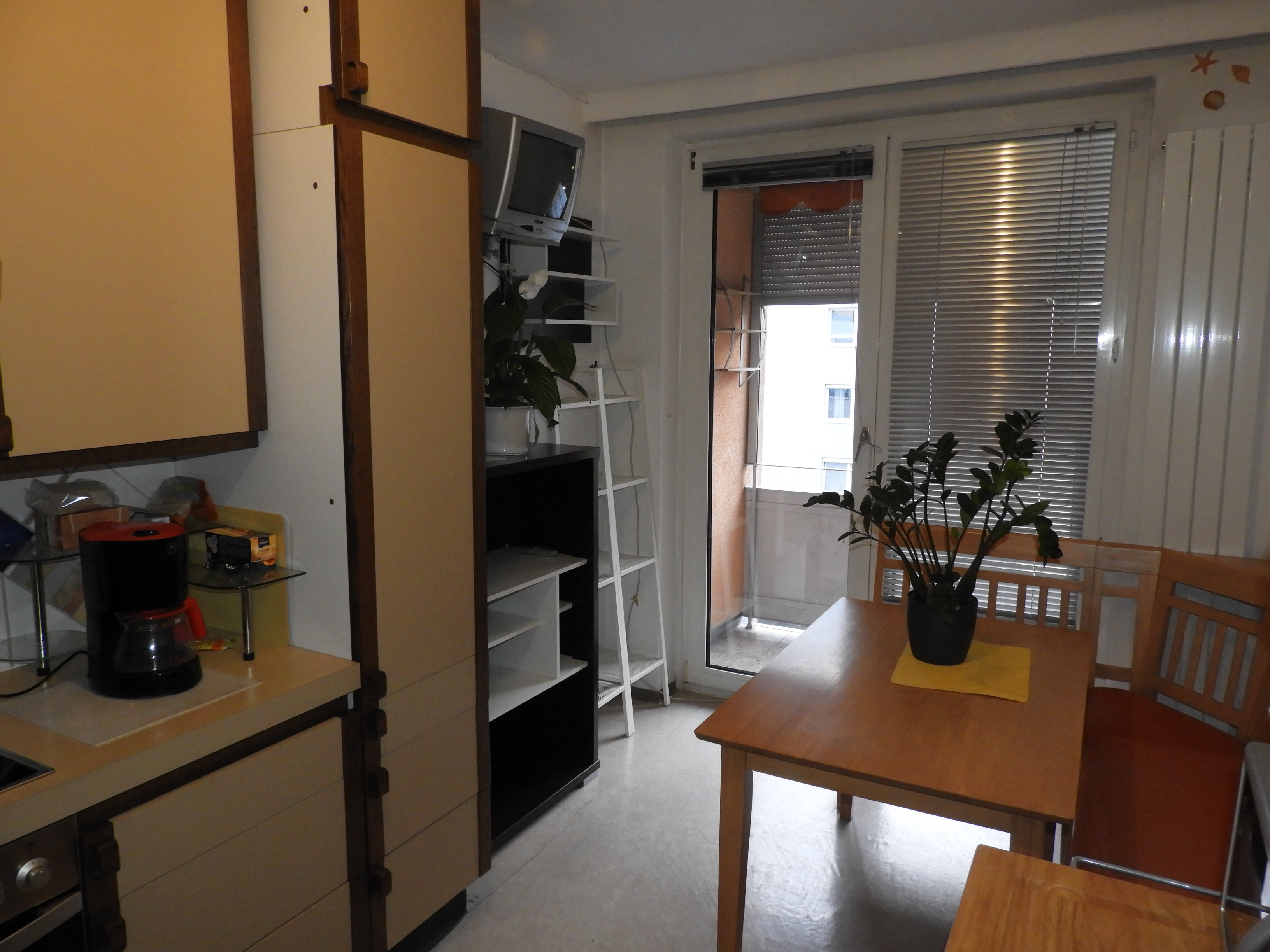 MonteurZimmer: Wohnung 4600 Wels, Südtirolerstr. 10:
Küche mit Sitzecke; im Hintergrund ist der Balkon zu sehen - Wohnung A-4600 Wels, Südtirolerstraße 2 und 10