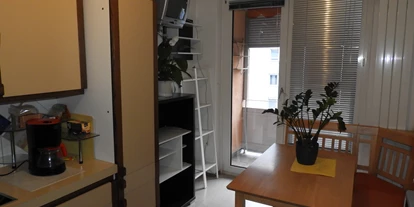 Monteur-Zimmer - Küche - Österreich - Wohnung 4600 Wels, Südtirolerstr. 10:
Küche mit Sitzecke; im Hintergrund ist der Balkon zu sehen - Wohnung A-4600 Wels, Südtirolerstraße 2 und 10