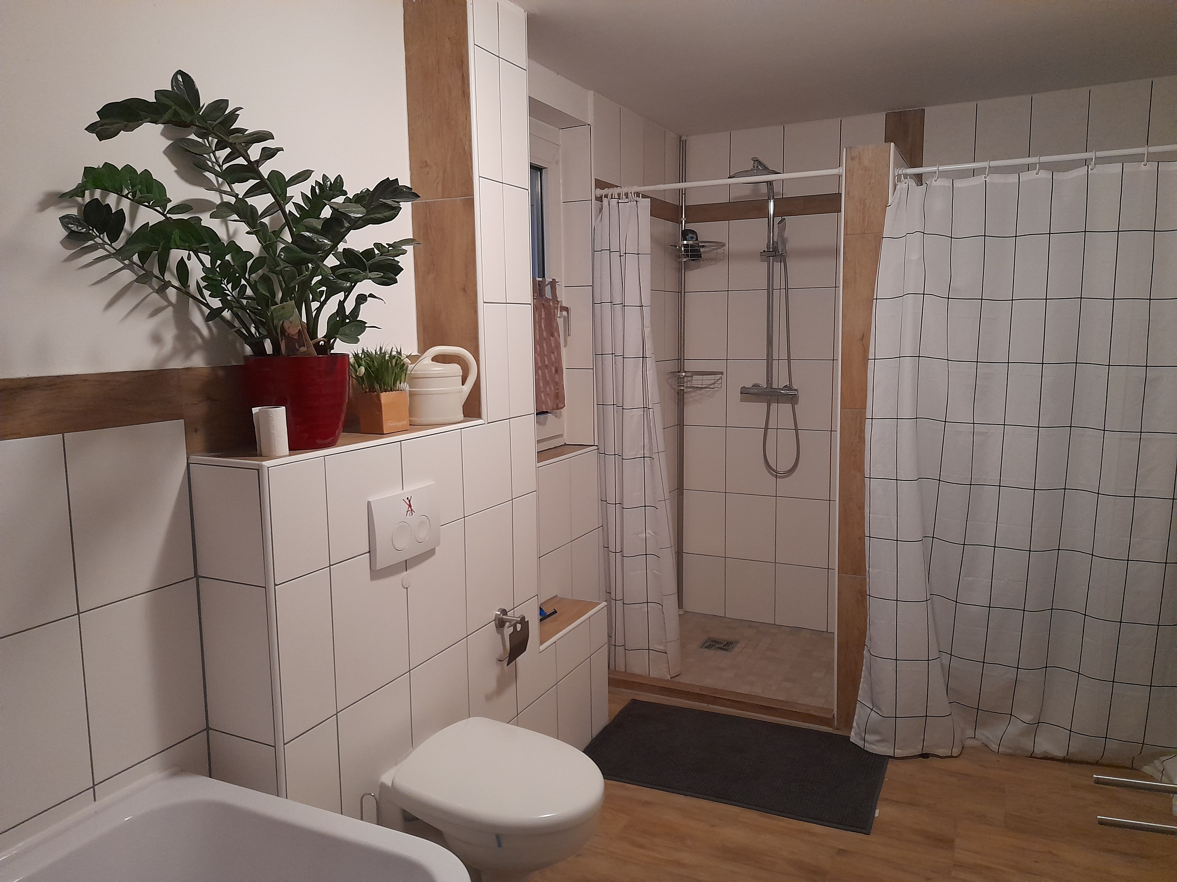 Monteur-Zimmer - WIFI / Internet - Köln, Bonn, Eifel ... - Großes Bad Dusche in Flur  mit Waschmaschine   -  Pension und Monteurzimmer Hahnschrei Hamacher