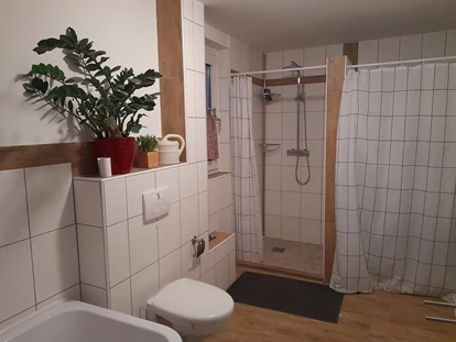 Monteur-Zimmer - Krefeld - Großes Bad Dusche in Flur  mit Waschmaschine   -  Pension und Monteurzimmer Hahnschrei Hamacher