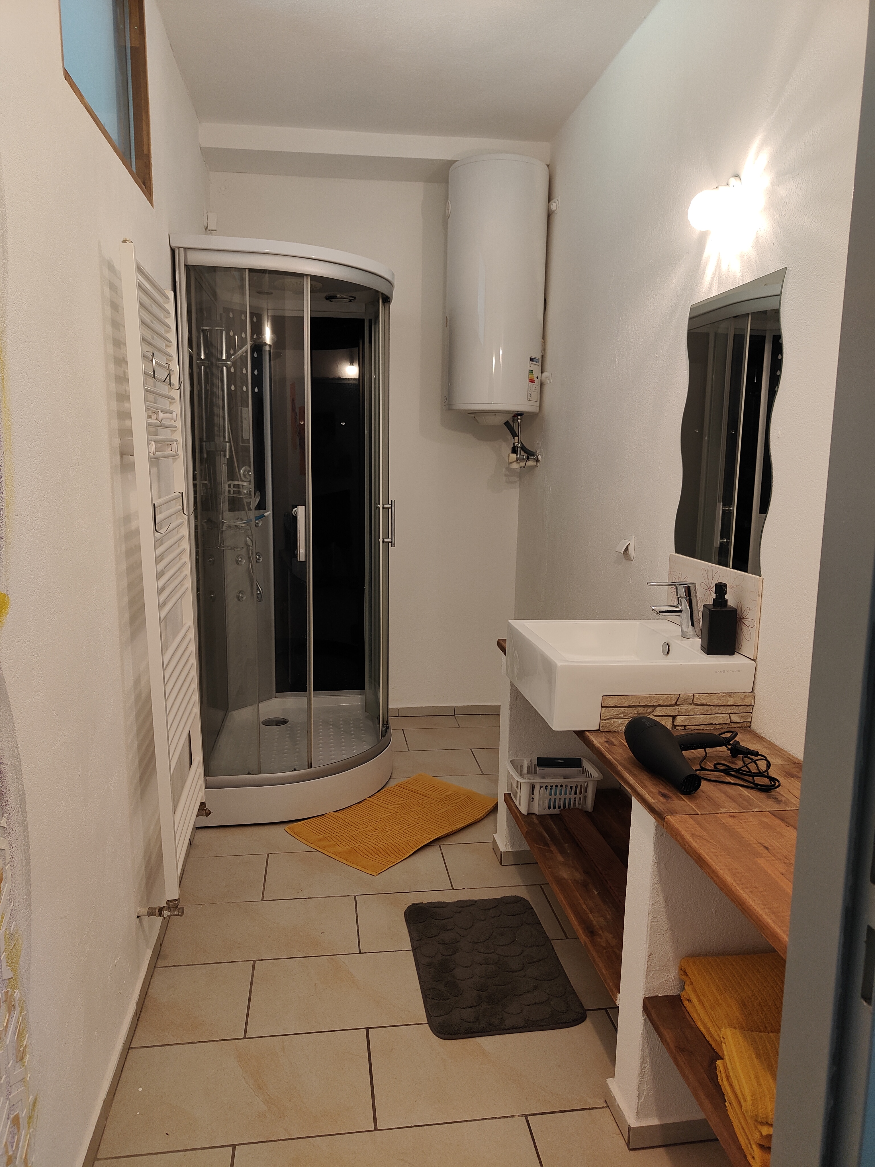 Monteur-Zimmer - Herd - Oberdrosen - Badezimmer mit Dusche und Waschbecken - Ferienwohnung Landliebe