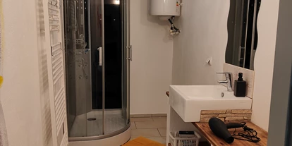 Monteur-Zimmer - Österreich - Badezimmer mit Dusche und Waschbecken - Ferienwohnung Landliebe