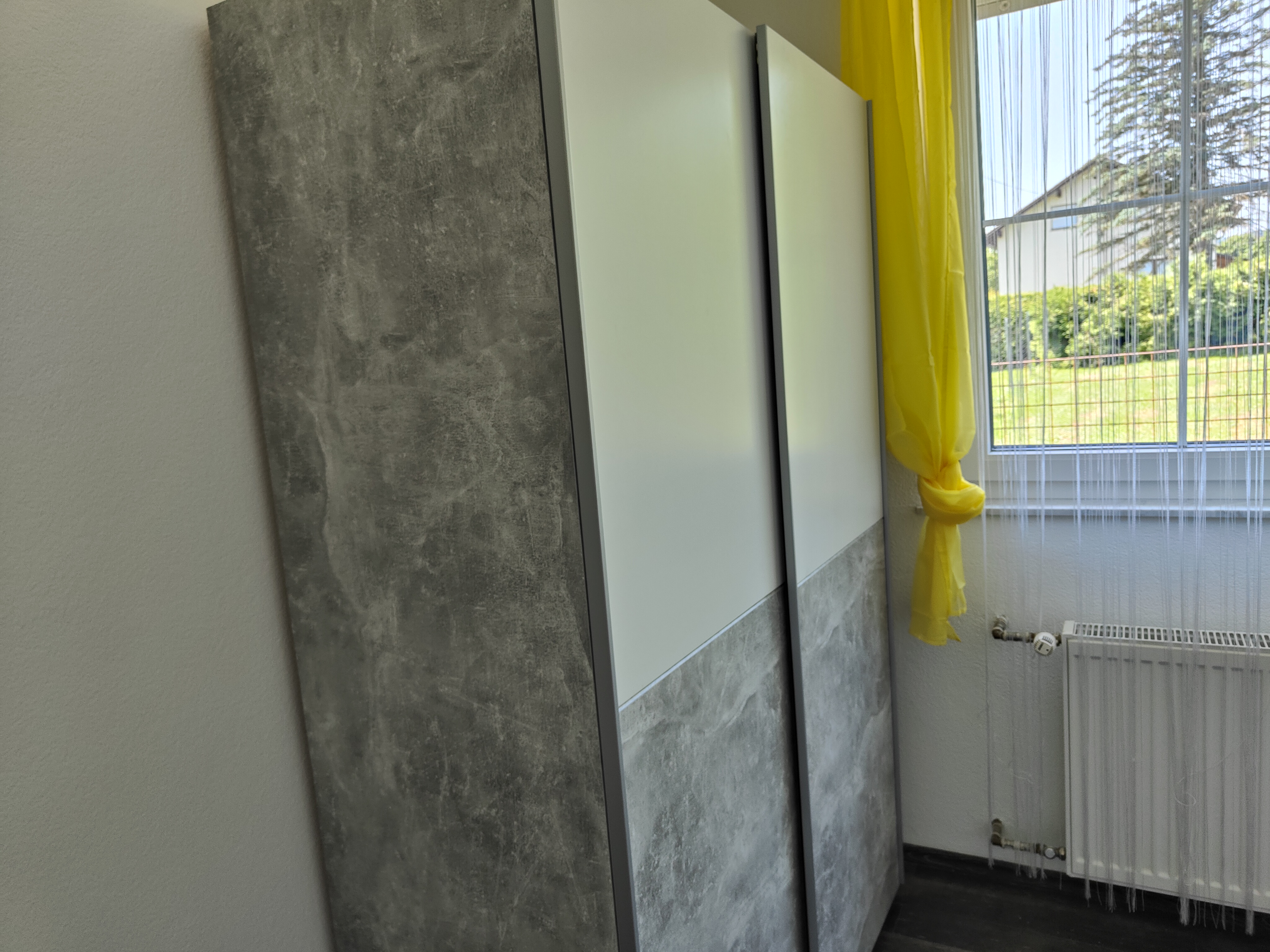 Monteur-Zimmer - Herd - Oberdrosen - Schwebetürenschrank mit Fächer und Stange - Ferienwohnung Landliebe