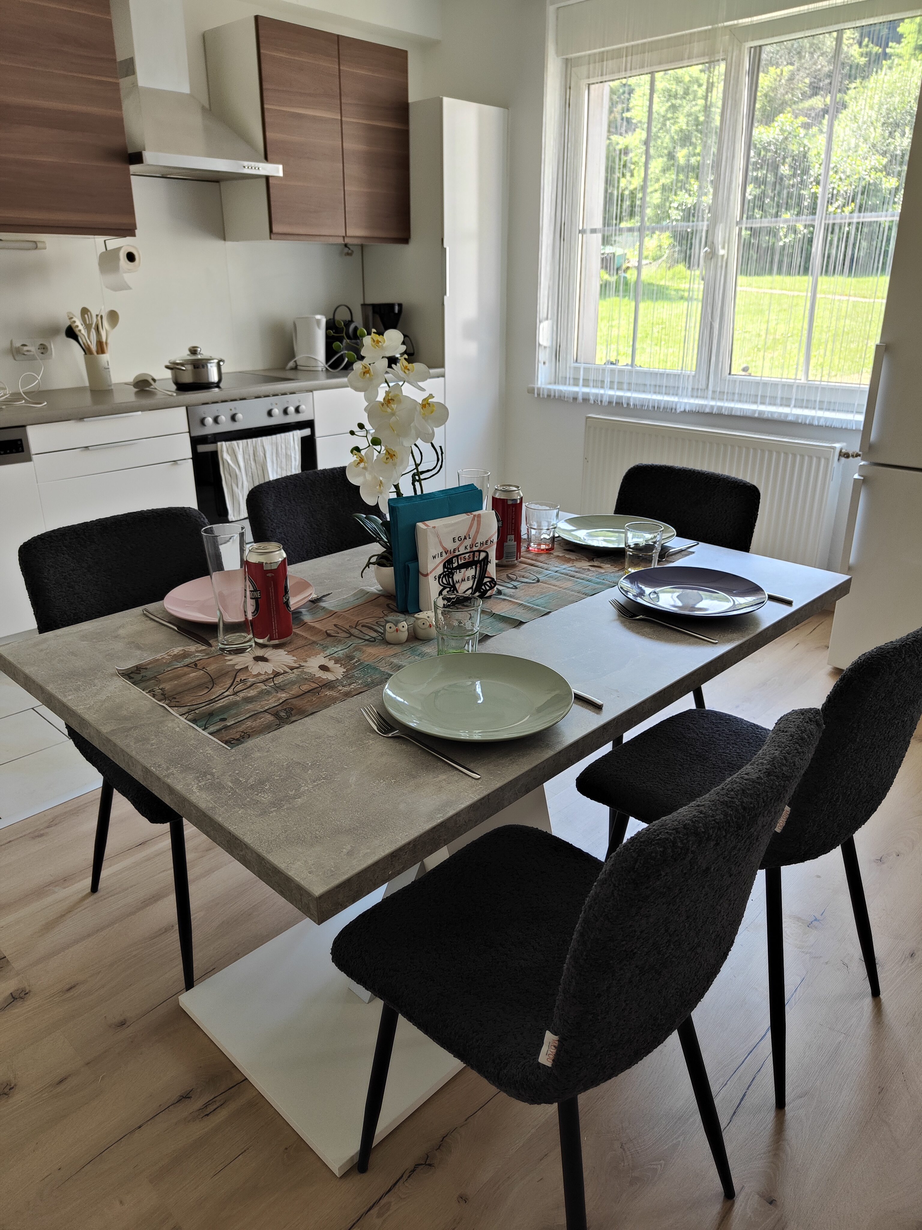 MonteurZimmer: Esstisch mit 5 Stühlen - Ferienwohnung Landliebe