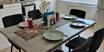 Monteur-Zimmer - Österreich - Esstisch mit 5 Stühlen - Ferienwohnung Landliebe