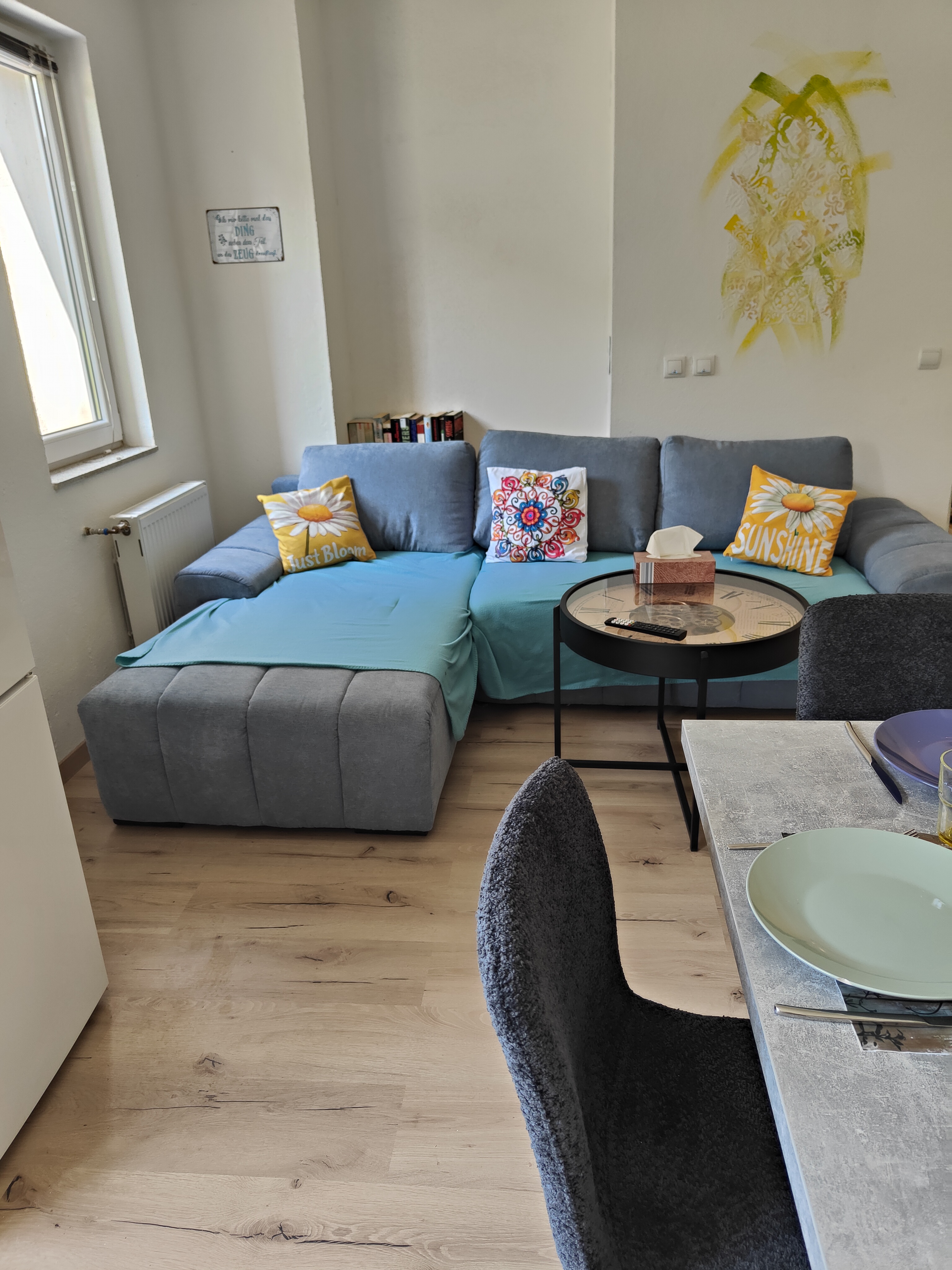 MonteurZimmer: Blick auf Sofa und Kühlschrank - Ferienwohnung Landliebe