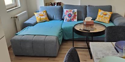 Monteur-Zimmer - Österreich - Blick auf Sofa und Kühlschrank - Ferienwohnung Landliebe