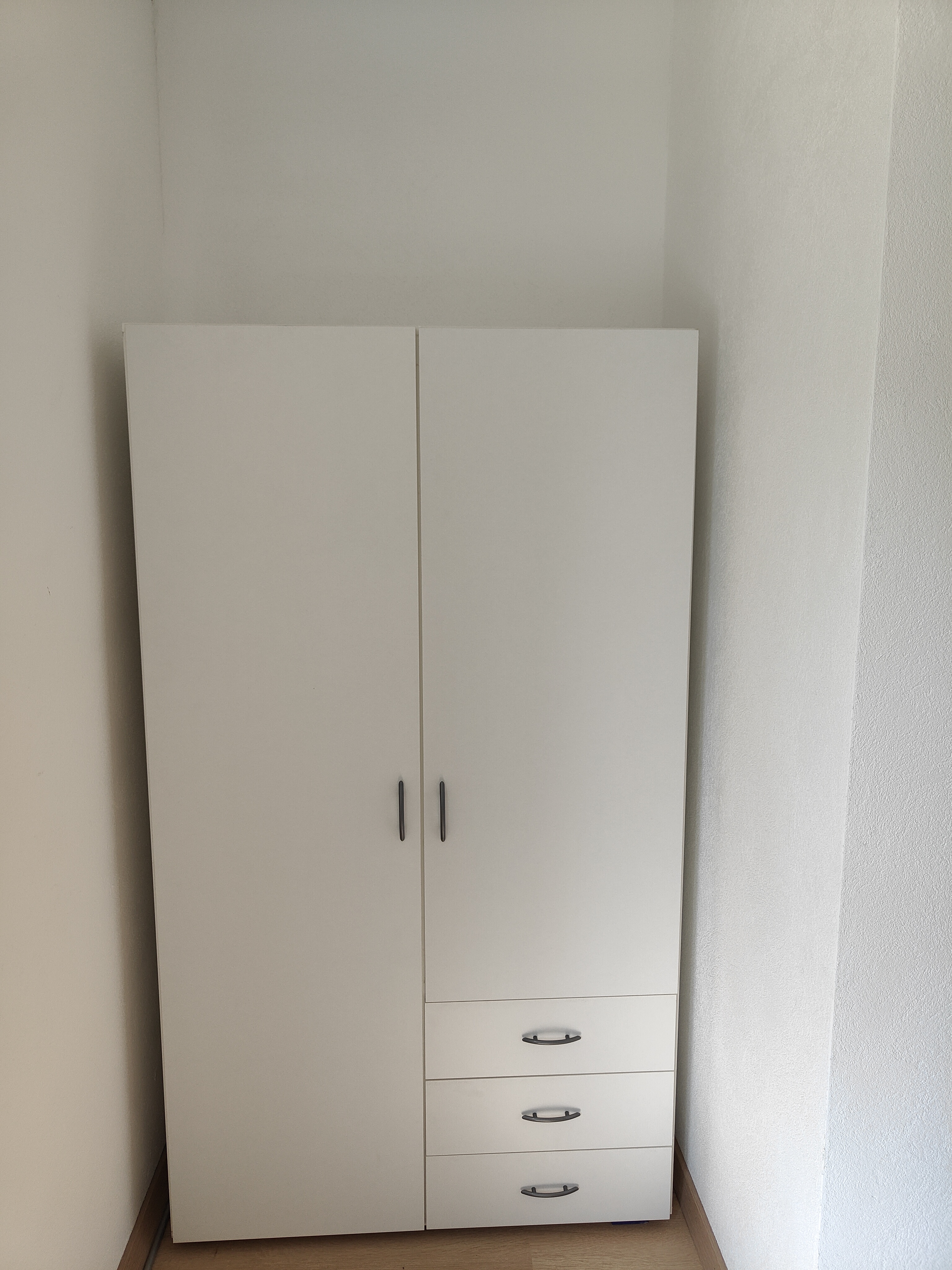 MonteurZimmer: Kasten mit Laden - Ferienwohnung Landliebe