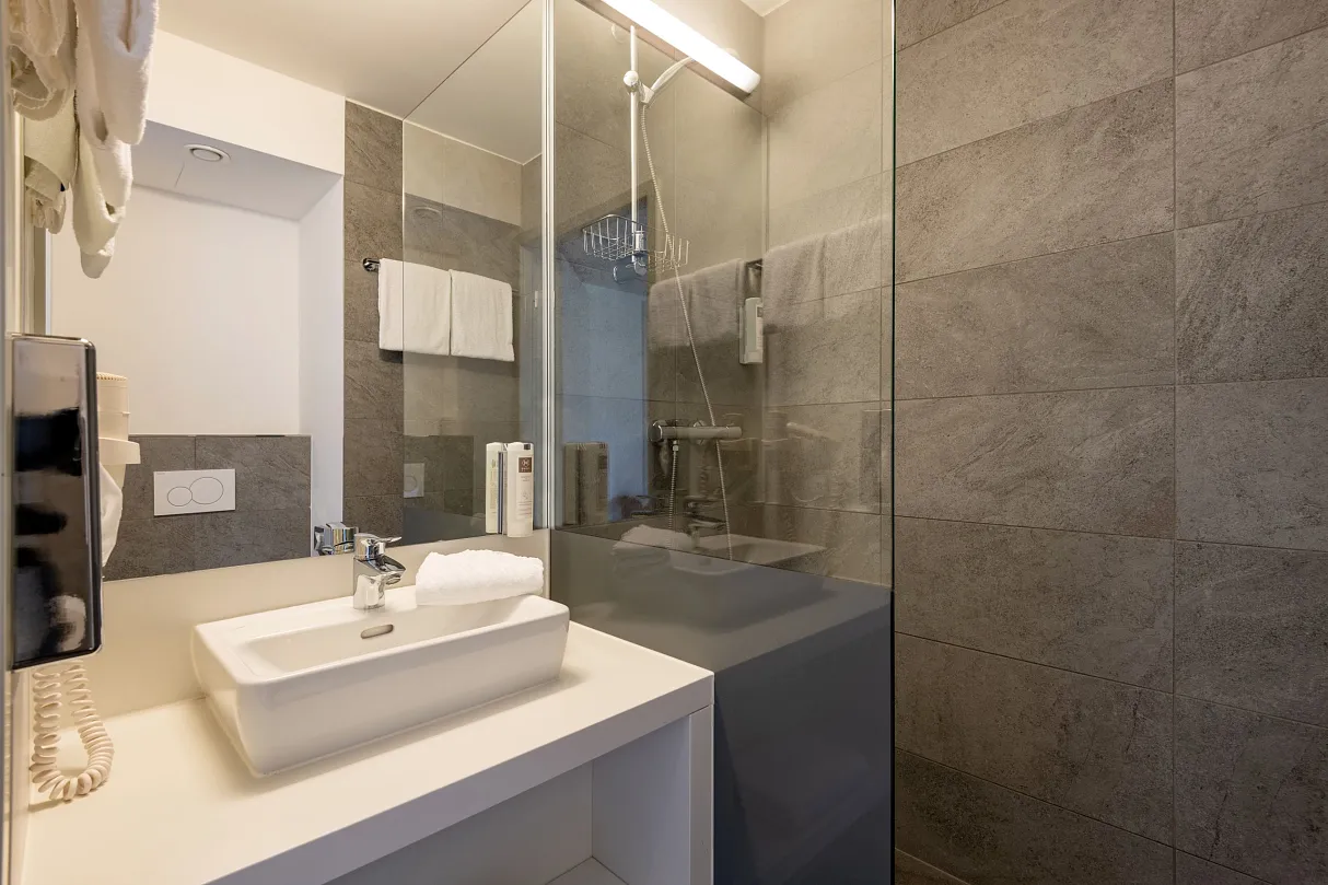 Monteur-Zimmer - Preis pro Nacht - Hall in Tirol - https://www.hotel-hall-west.at/media/system/gallery/hwest-hotel-schloegelstrasse-57-hall-zimmer-102-2-11.webp - Hwest Hotel Hall