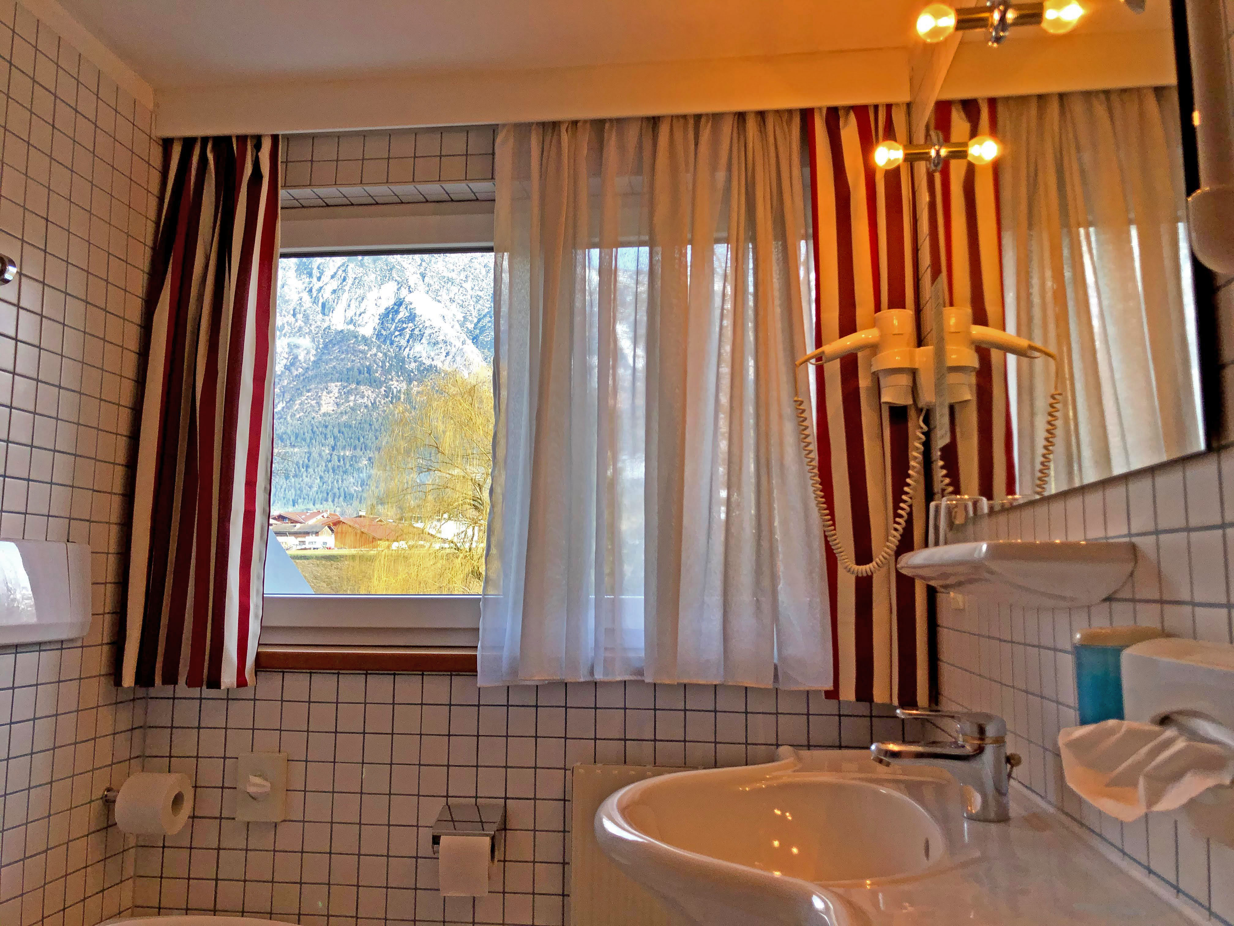 MonteurZimmer: Bad Standardzimmer - Austria Classic Hotel Heiligkreuz - Hall in Tirol