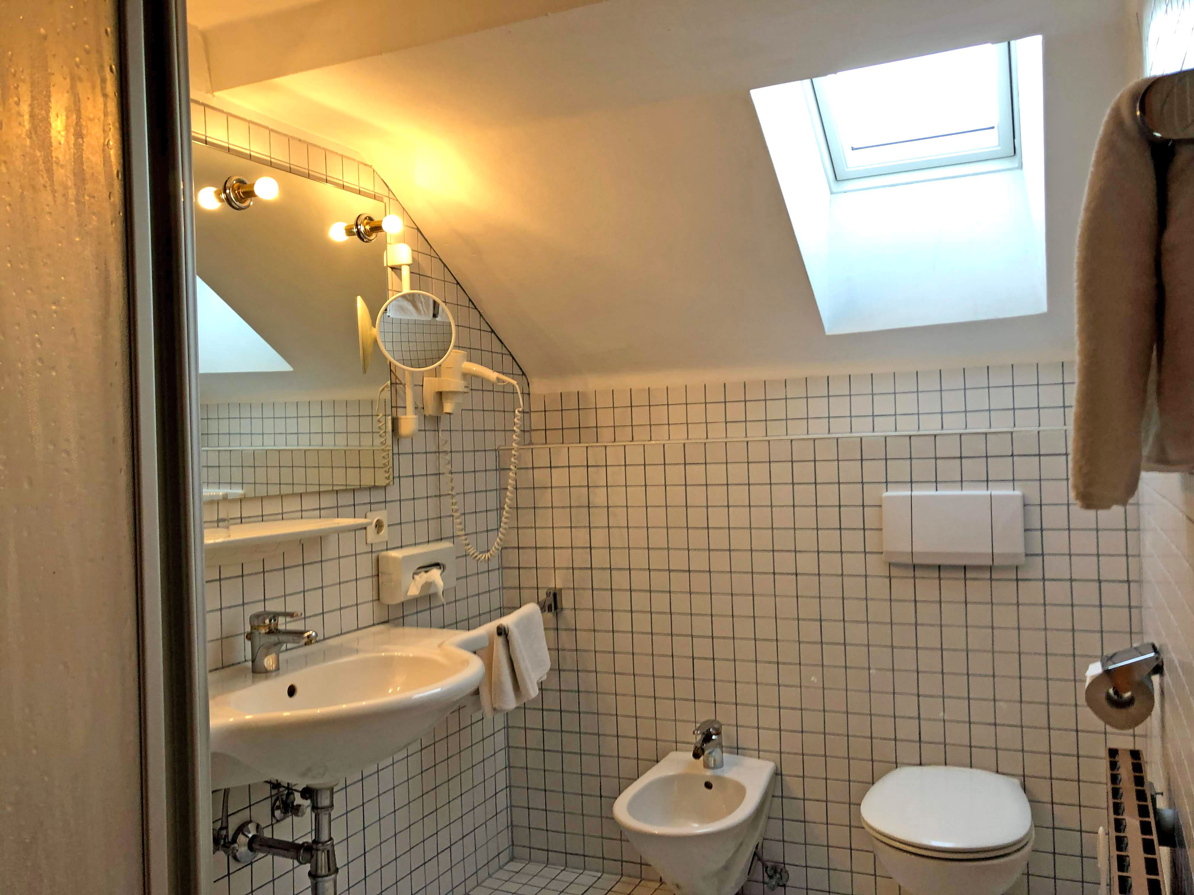 MonteurZimmer: Bad Standardzimmer - Austria Classic Hotel Heiligkreuz - Hall in Tirol