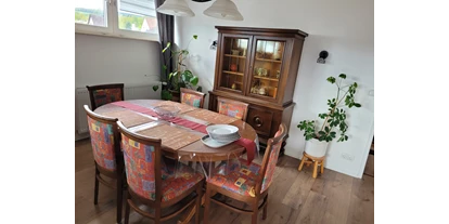 Monteur-Zimmer - Preis pro Nacht - Deutschland - Essecke im Wohnzimmer  - EULENNEST