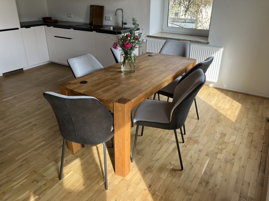 MonteurZimmer: Essbereich - KARL's Home