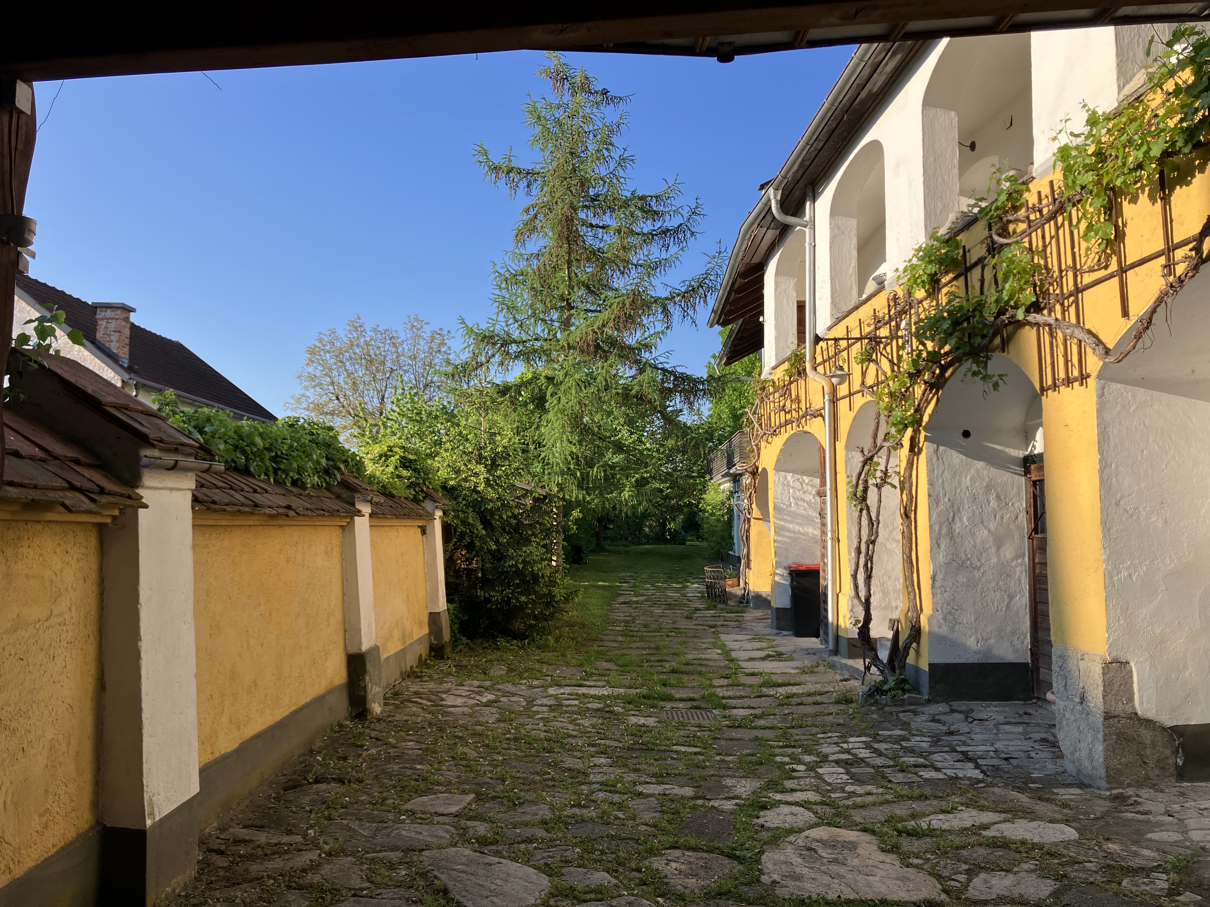 MonteurZimmer: Innenhof - KARL's Home