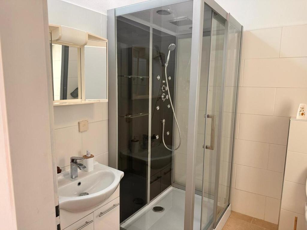 Monteur-Zimmer - Waschmaschine - Baden (Baden) - 8 Geräumige Monteurzimmer Wohnungen im Herzen Wiens | 10. Bezirk, U-Bahn-Nähe, Voll ausgestattete Apartments inkl. Küche, Bad & Waschmaschine für bis zu 6 Personen – Ihre ideale Unterkunft!