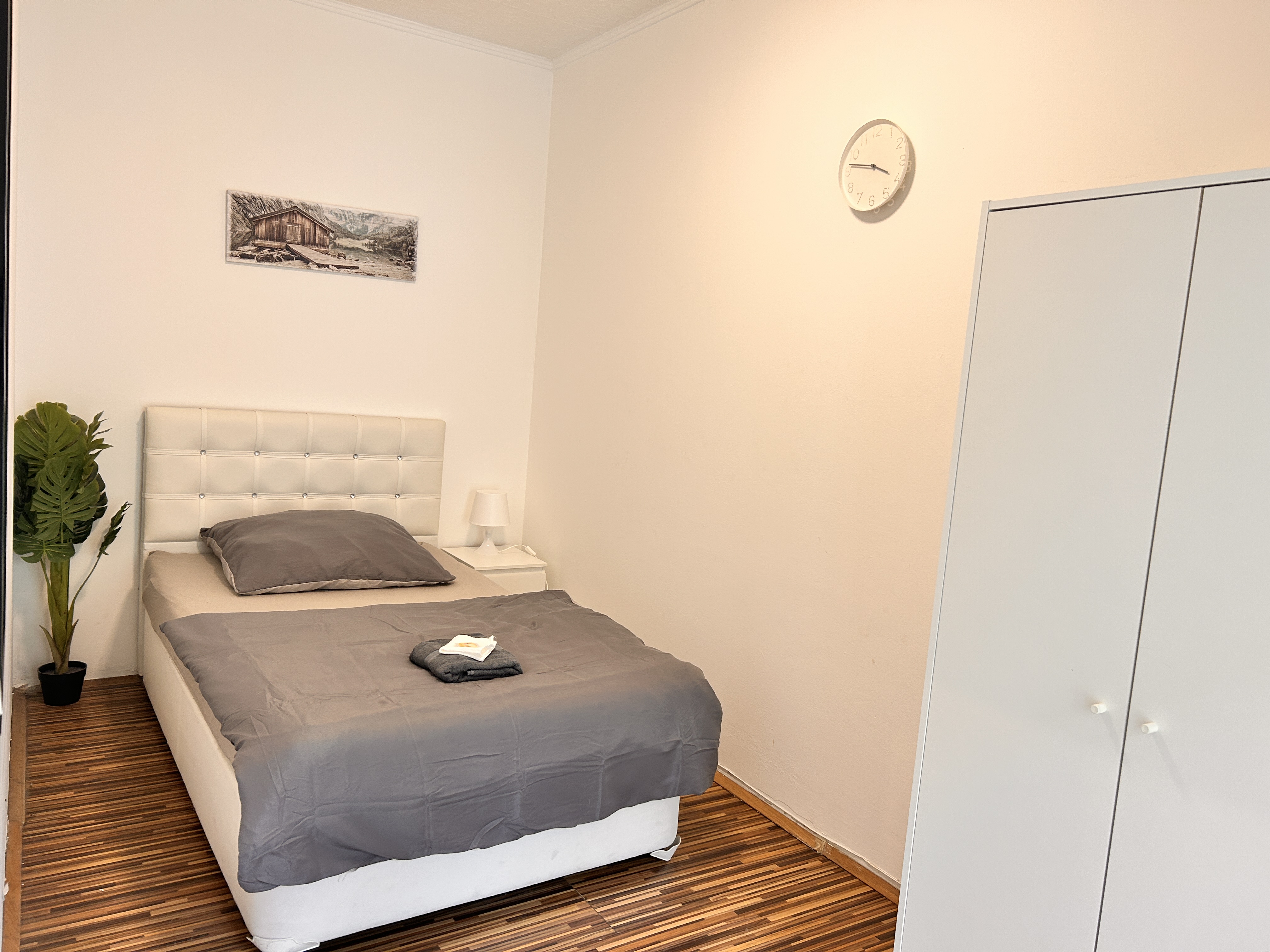 MonteurZimmer: 8 Geräumige Monteurzimmer Wohnungen im Herzen Wiens | 10. Bezirk, U-Bahn-Nähe, Voll ausgestattete Apartments inkl. Küche, Bad & Waschmaschine für bis zu 6 Personen – Ihre ideale Unterkunft!