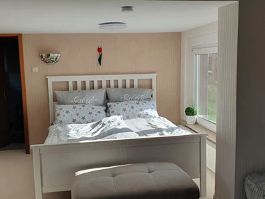 MonteurZimmer: Doppelbett im Wohn- und Schlafraum - FeWo Bienchen