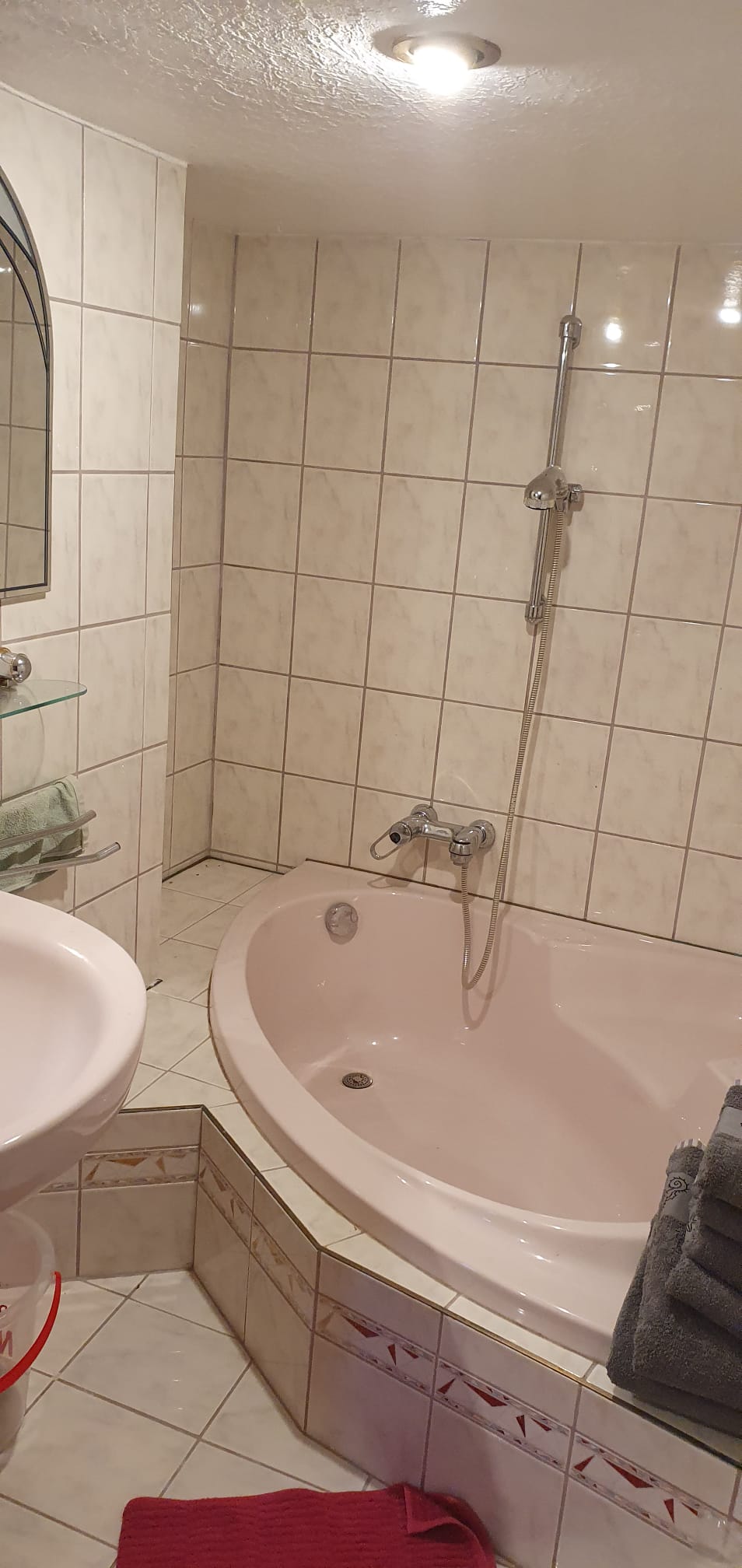 MonteurZimmer: Badewanne - FeWo Bienchen