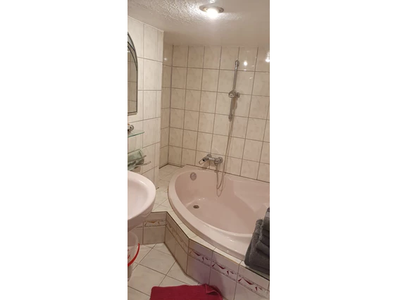 MonteurZimmer: Badewanne - FeWo Bienchen