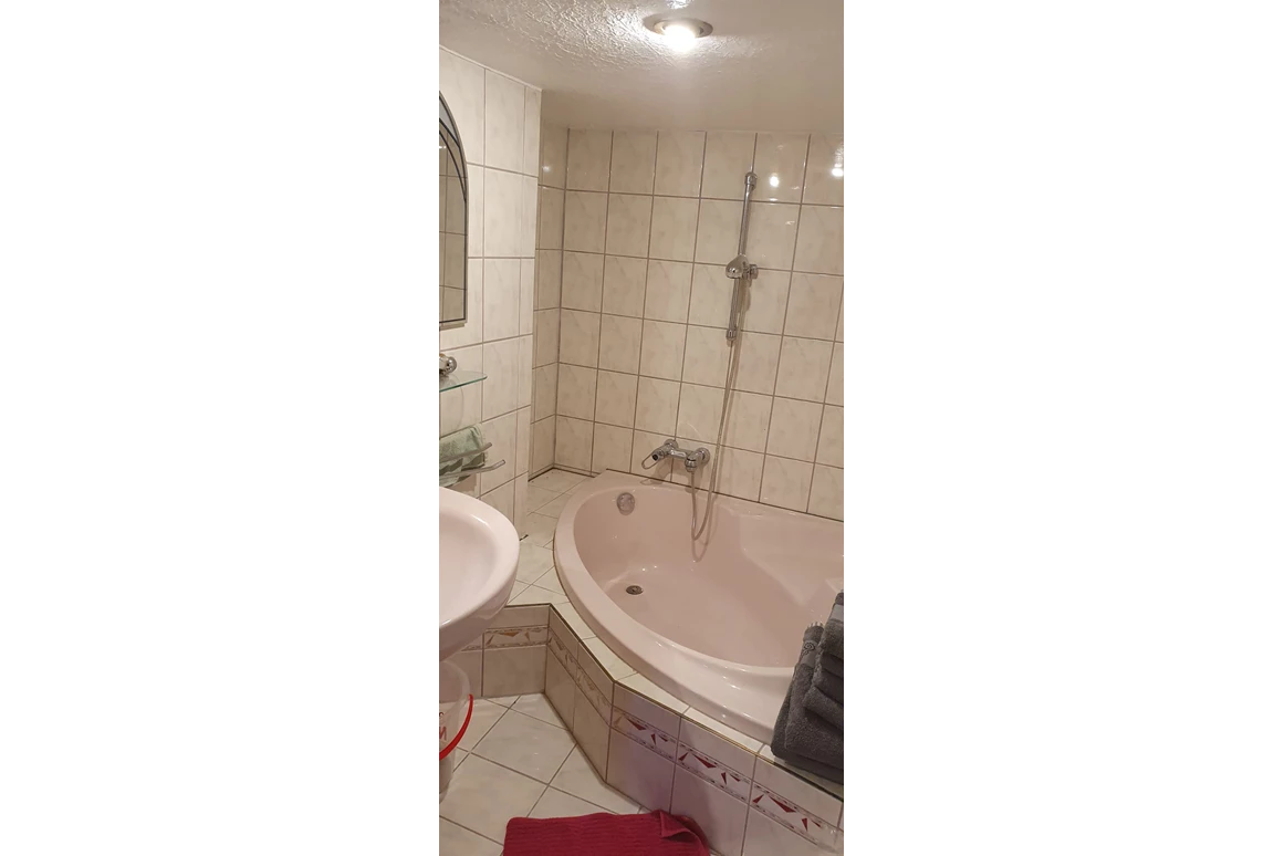 MonteurZimmer: Badewanne - FeWo Bienchen