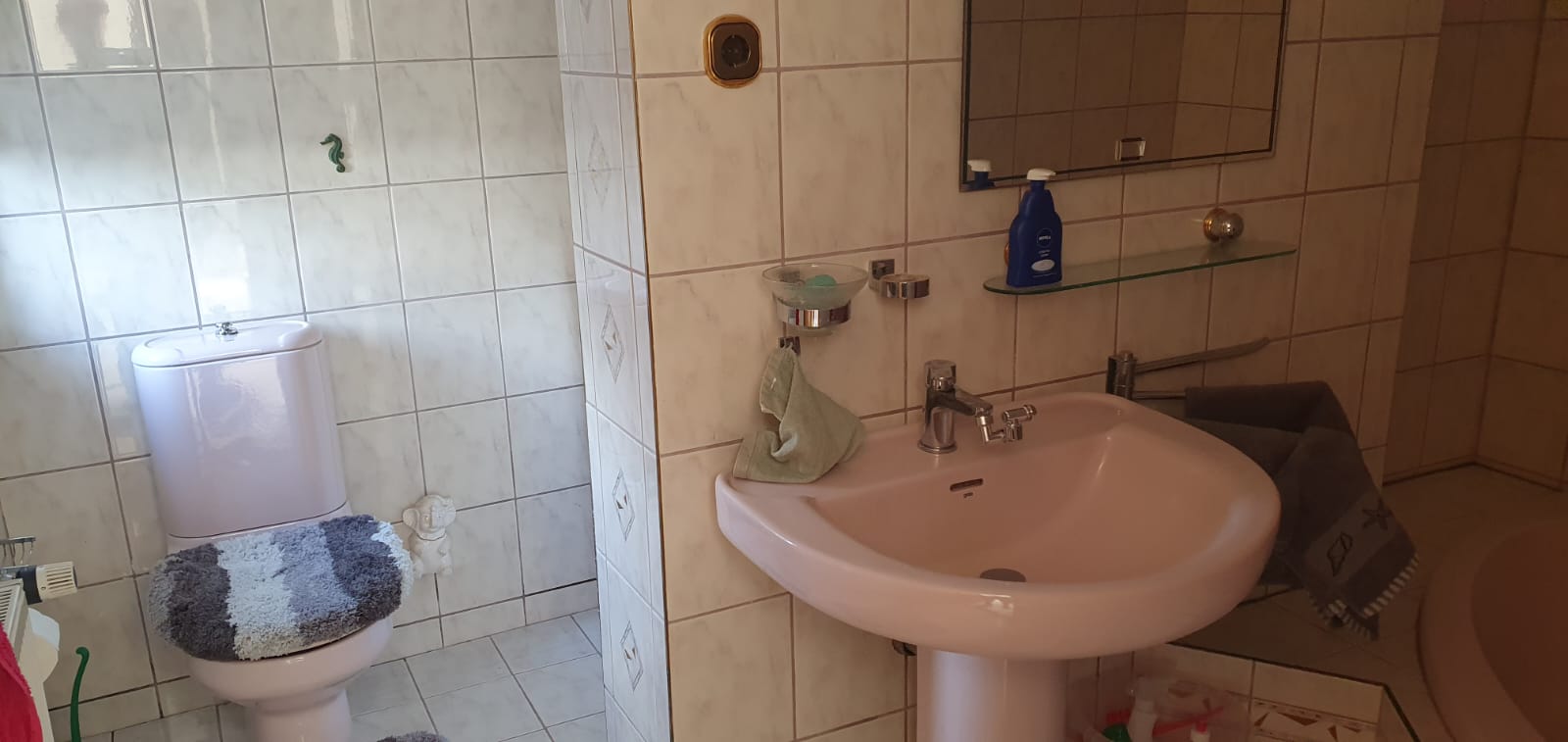 MonteurZimmer: Waschbecken und Toilette - FeWo Bienchen