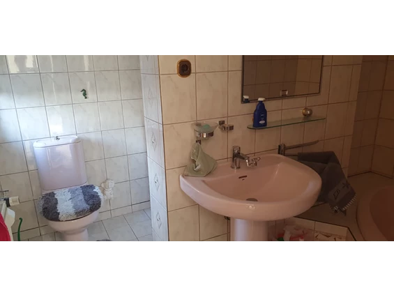 MonteurZimmer: Waschbecken und Toilette - FeWo Bienchen